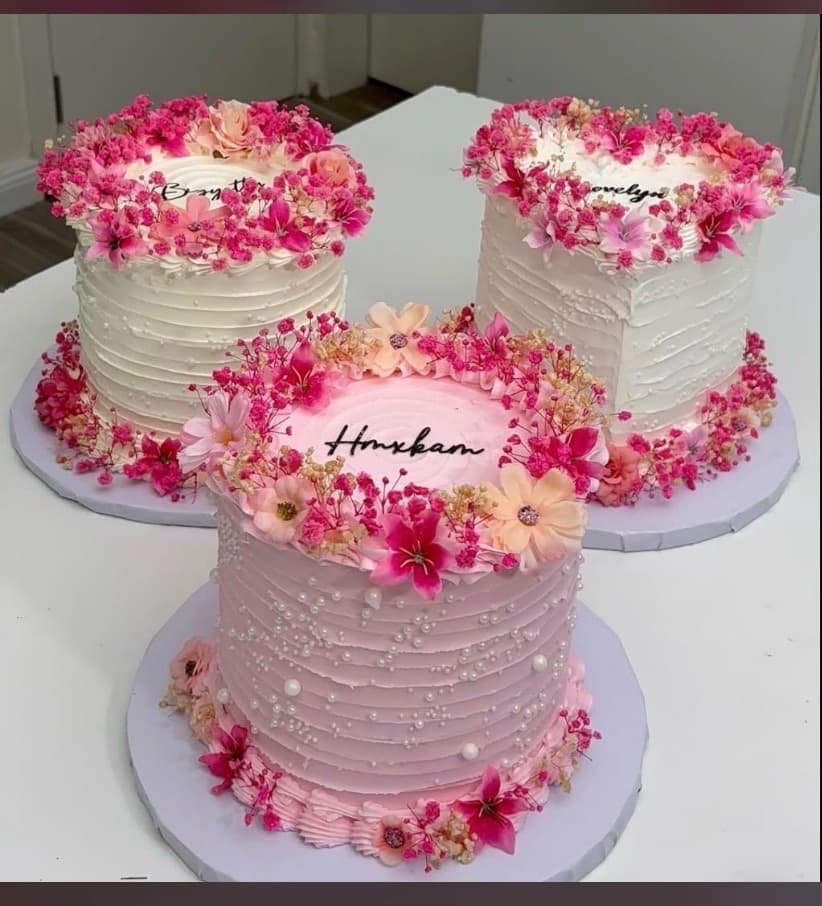6 inches round cake with flowers